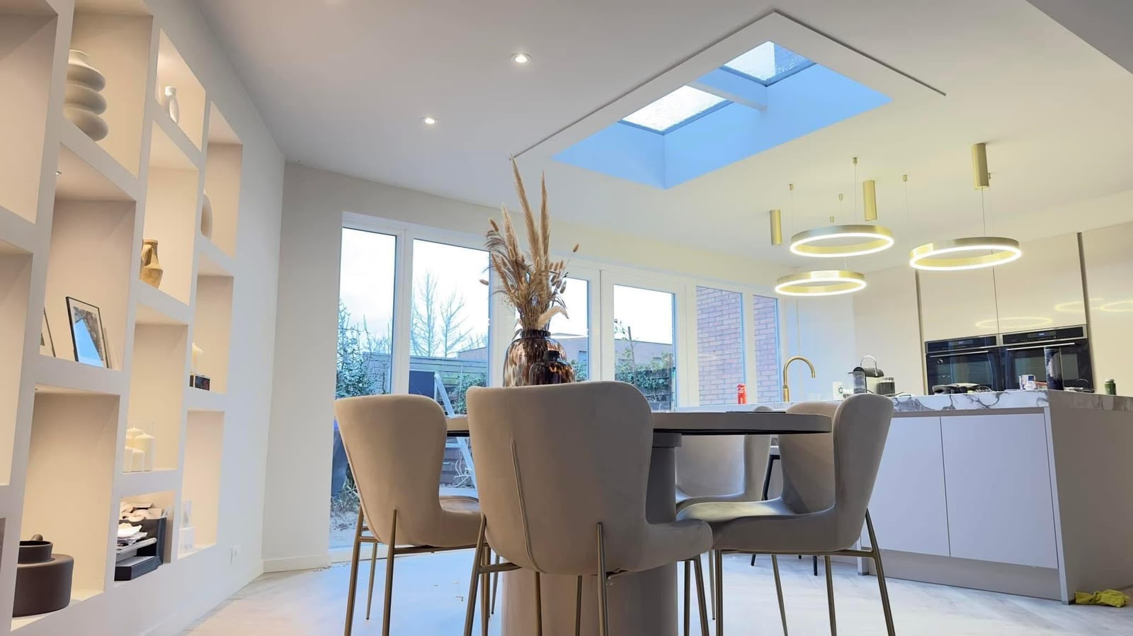 Open keuken met eethoek, lichtstraat en maatwerk nissenwand