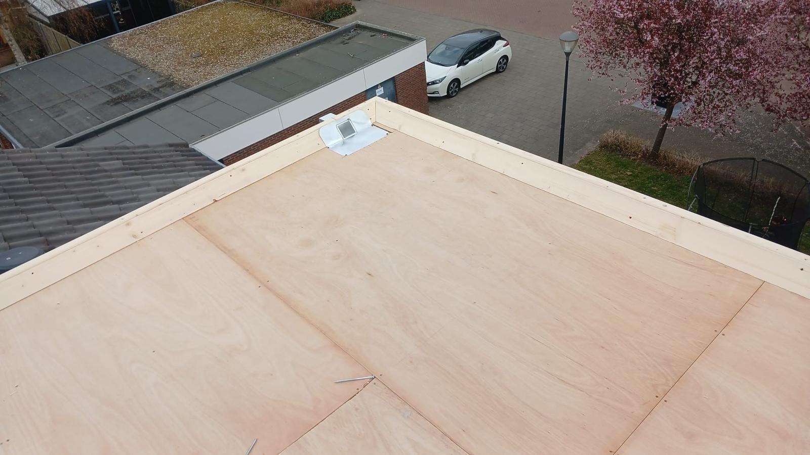 Vlak afgewerkte ondergrond en tegelwerk in uitvoering