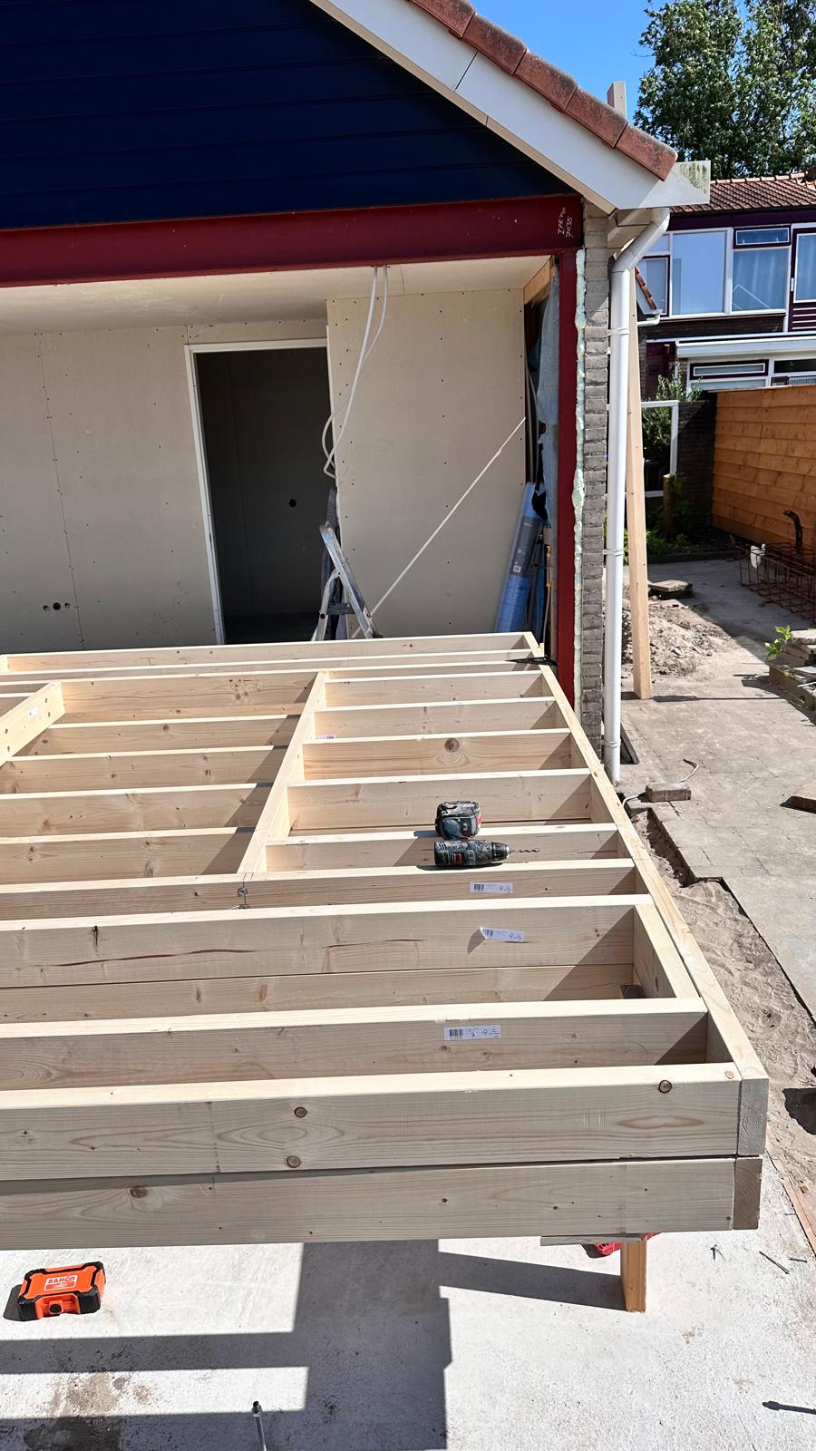 Houten vloerconstructie van een aanbouw aan een woning