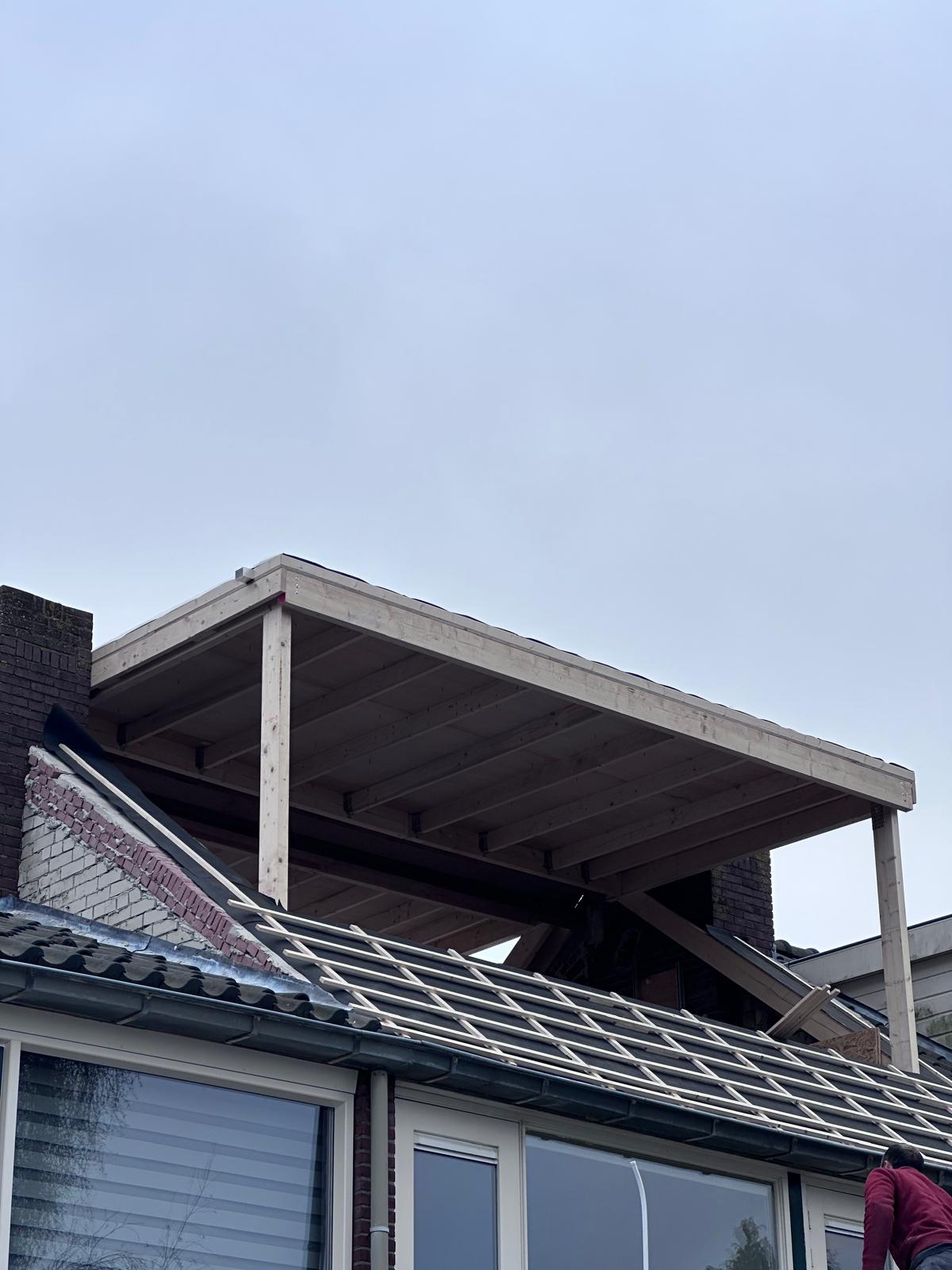 Nieuwe houten dakconstructie van een dakopbouw op een woning