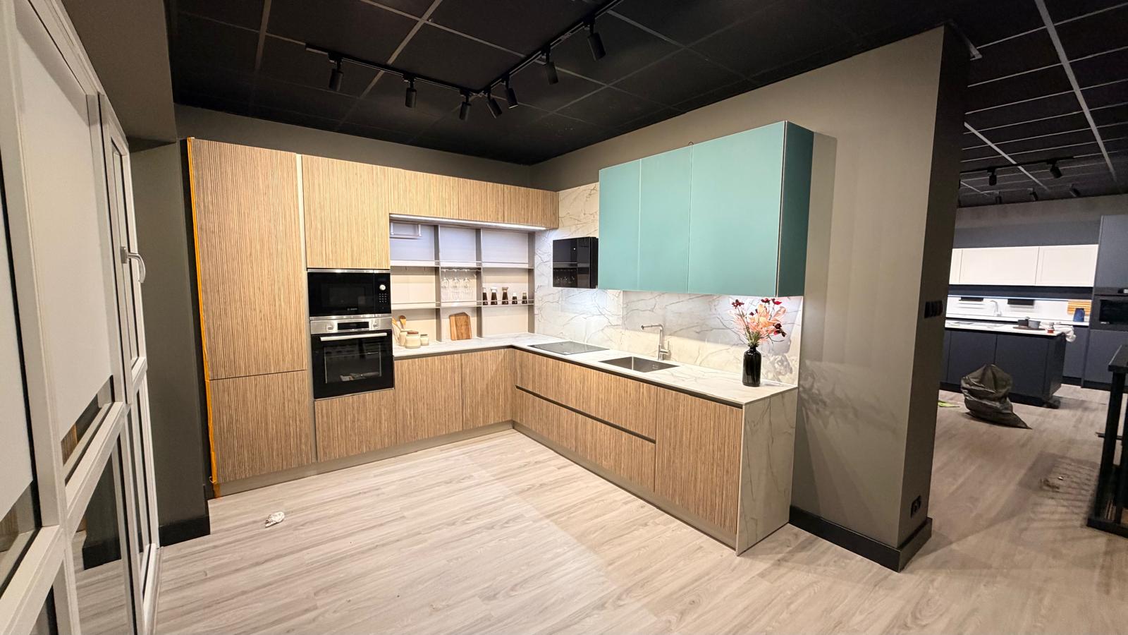 Keuken met houten ribfronten, groene bovenkasten en marmerlook achterwand