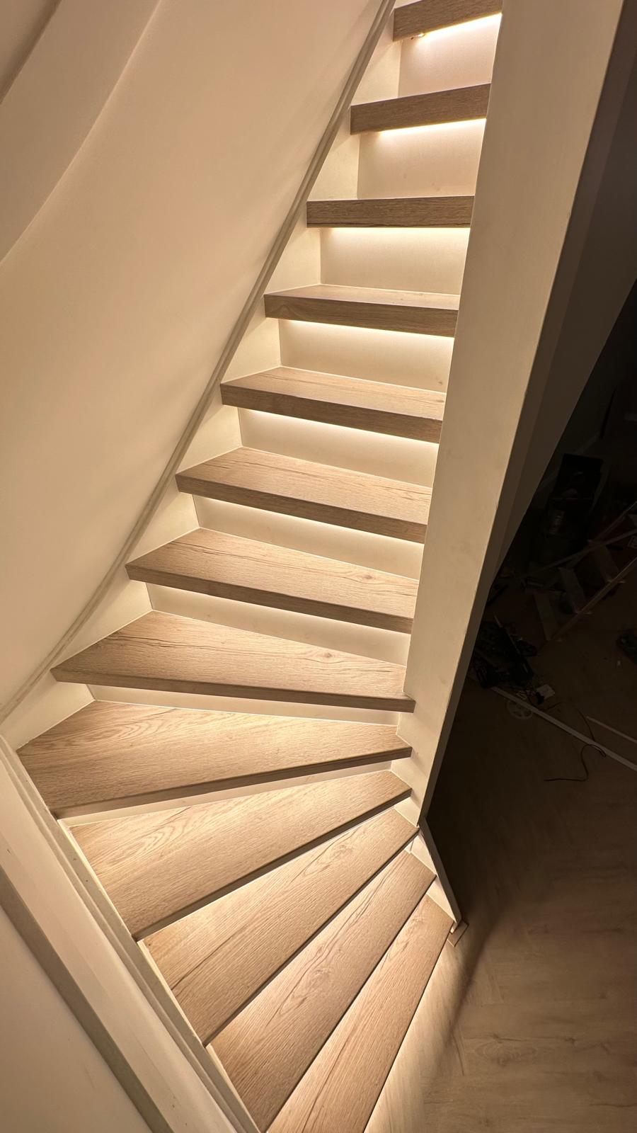 Houten trap op maat met indirecte LED-verlichting per trede